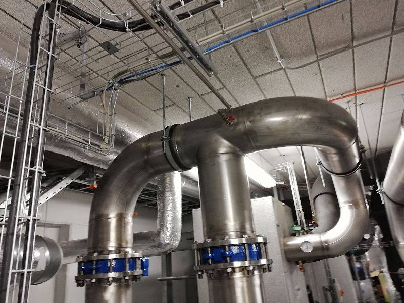 Assembly of chilled water installation
