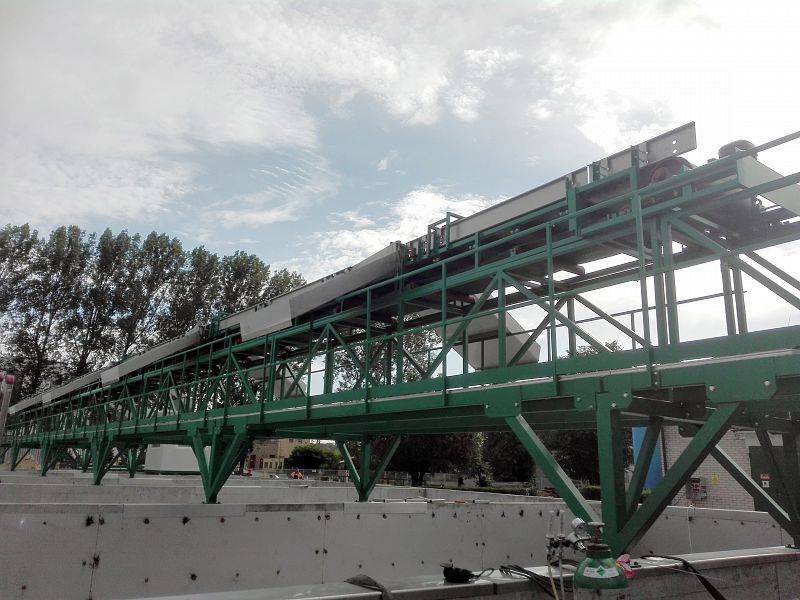 Assembly of belt conveyor and support construction